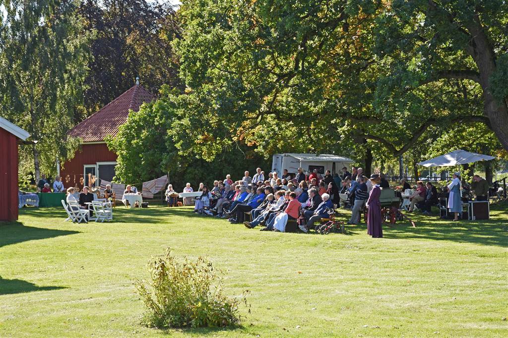 ...och de tre föreställningarna lockade omkr 400 personer, se under Teaterspektakel